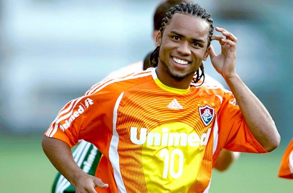 Ex-jogador Carlos Alberto é expulso de condomínio no Rio após 52 ocorrências Ex-jogador Carlos Alberto é expulso de condomínio no Rio após 52 ocorrências