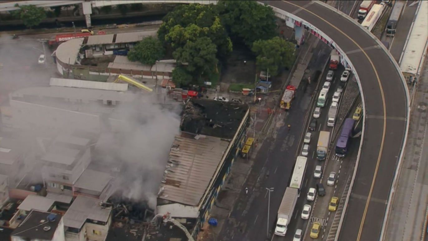 Incêndio em Ramos: Bombeiros combatem chamas em galpão da Motocriss por mais de 24 horas Incêndio em Ramos: Bombeiros combatem chamas em galpão da Motocriss por mais de 24 horas