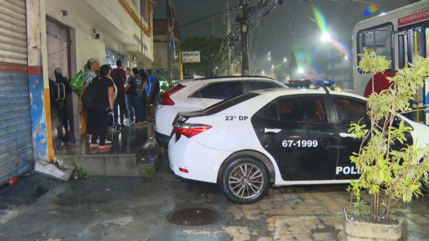 Avenida Brasil: passageiro é preso após destruir ônibus por motivo fútil Avenida Brasil: passageiro é preso após destruir ônibus por motivo fútil