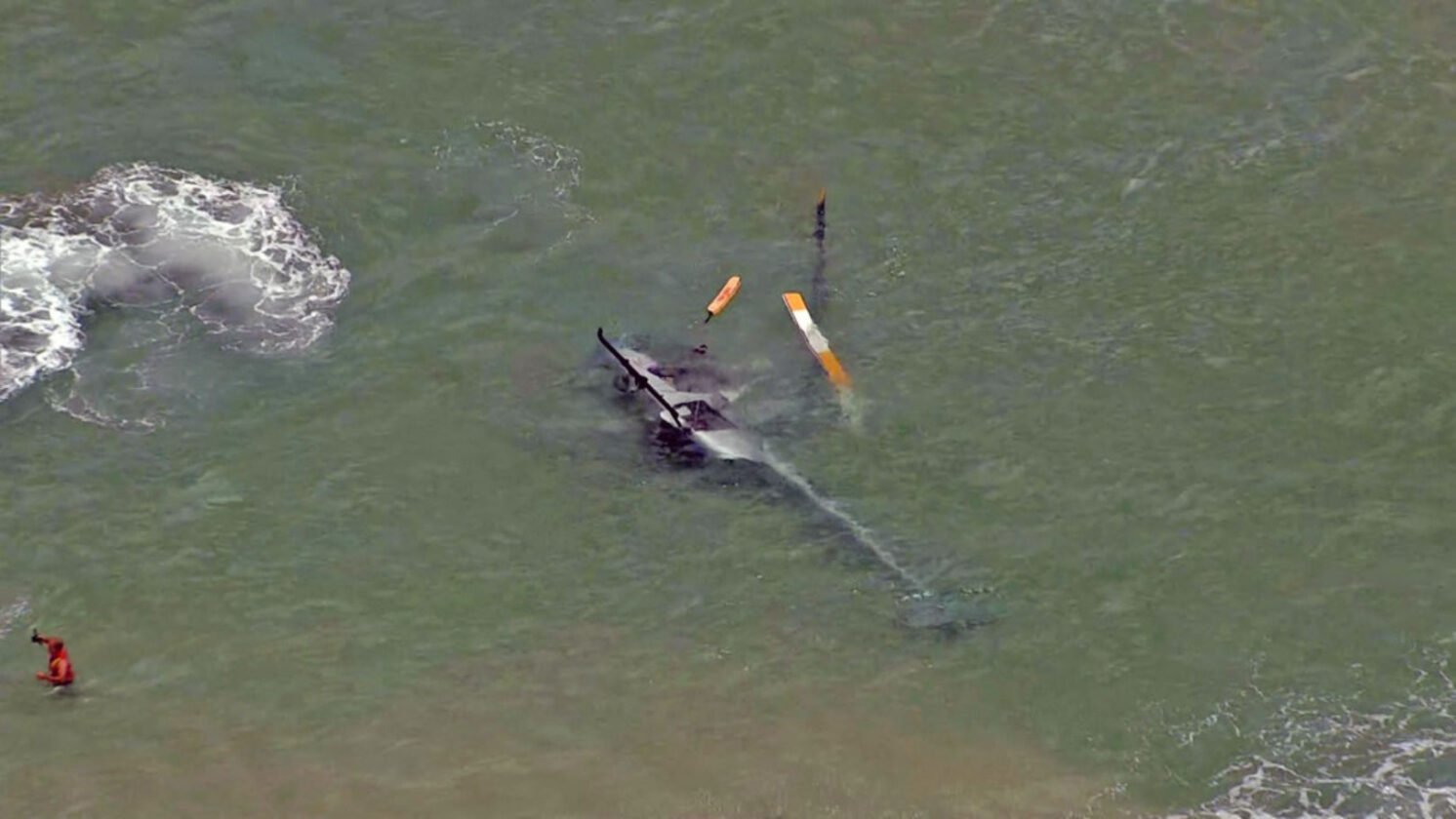 Aeronave cai na Barra da Tijuca e mobiliza socorro no Rio de Janeiro