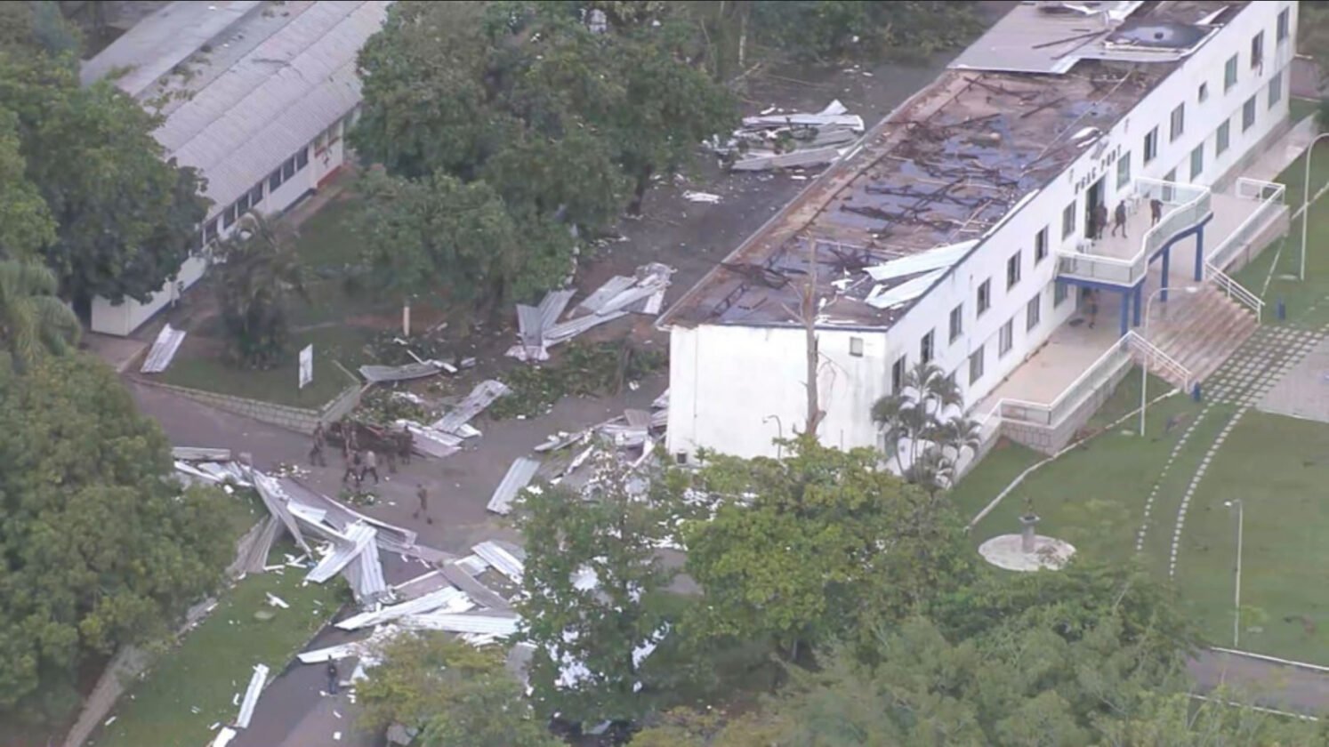 Temporal no Rio: Ventos fortes destelham casas e travam a cidade hoje