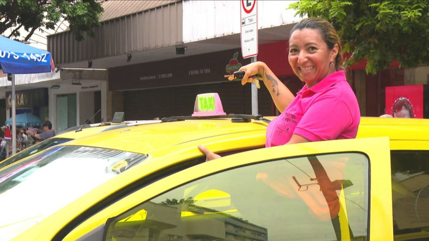 Taxistas mulheres dominam ponto no Rio e transformam o transporte local