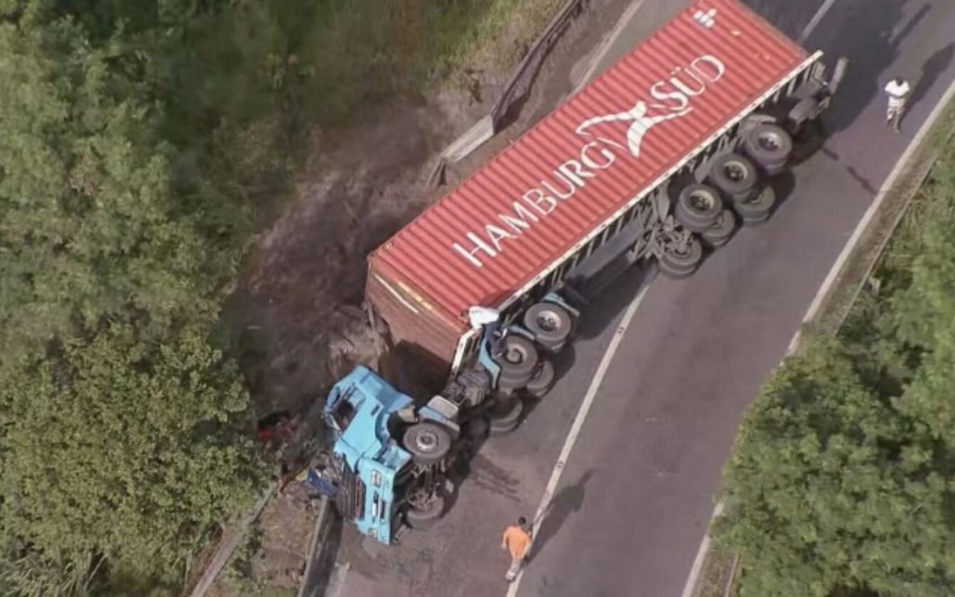 Acidentes na Rio-Santos interditam acesso à Avenida Brasil e geram caos Acidentes na Rio-Santos interditam acesso à Avenida Brasil e geram caos