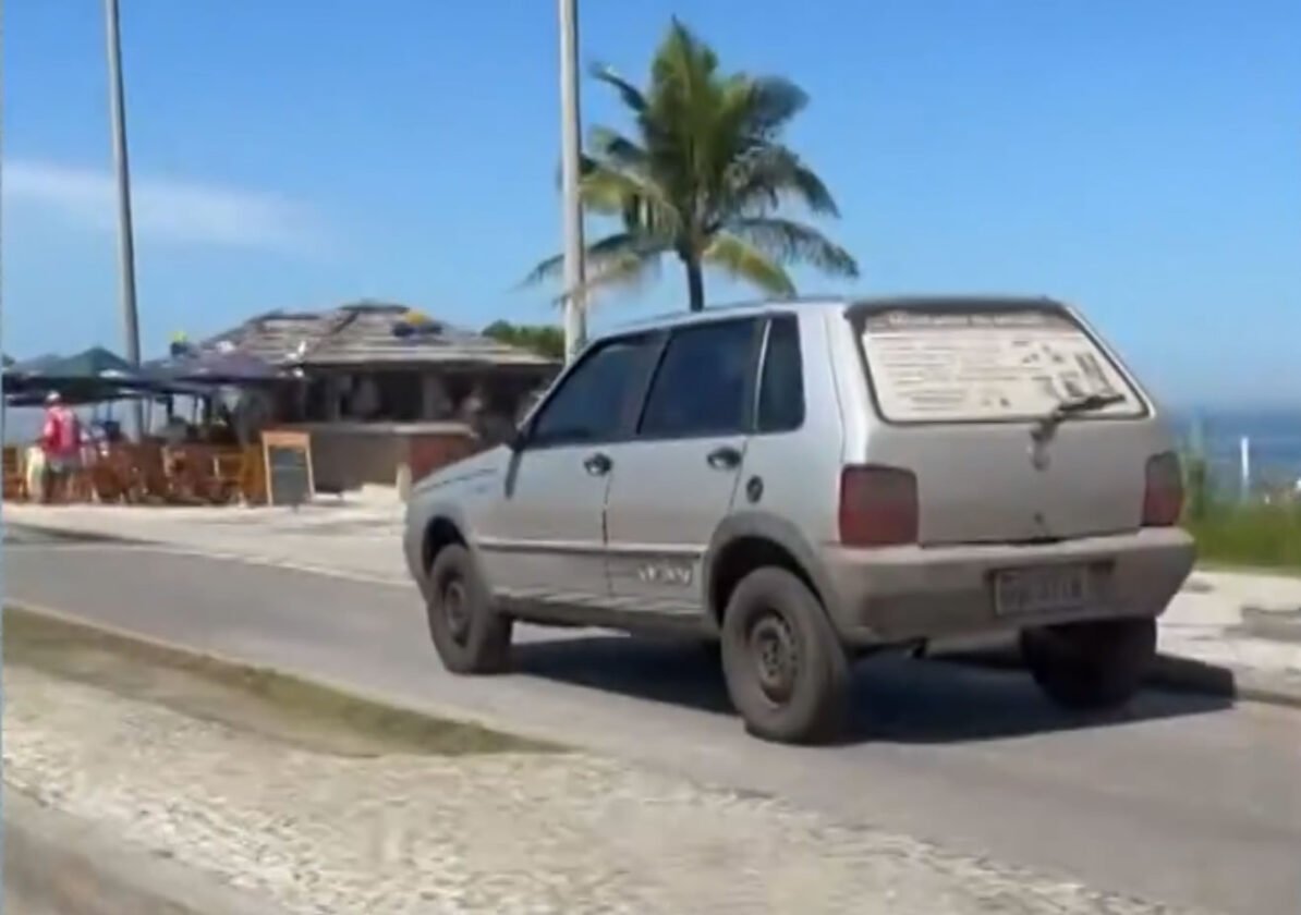 Motorista invade ciclovia no Recreio e flagrante gera revolta no Rio Motorista invade ciclovia no Recreio e flagrante gera revolta no Rio