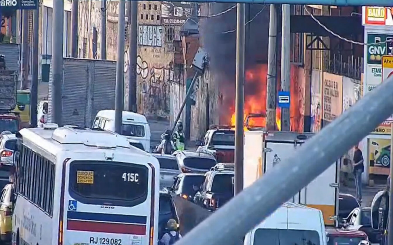Incêndio em carro trava Avenida Brasil e gera caos no BRT Vasco da Gama