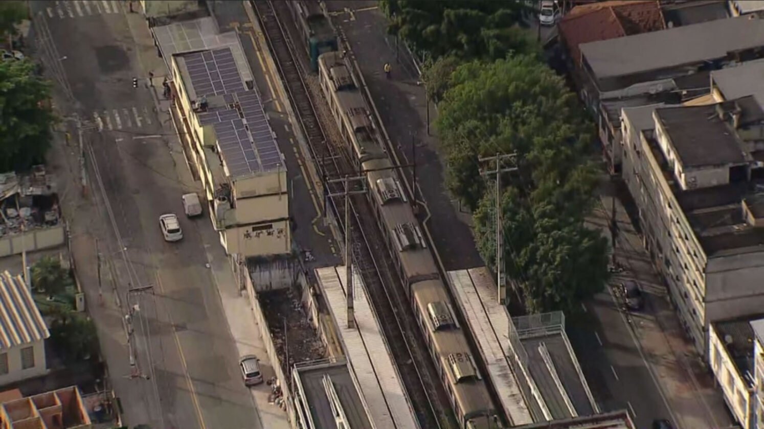 Segurança da SuperVia é baleado no Rio: pânico e caos na estação hoje Segurança da SuperVia é baleado no Rio: pânico e caos na estação hoje