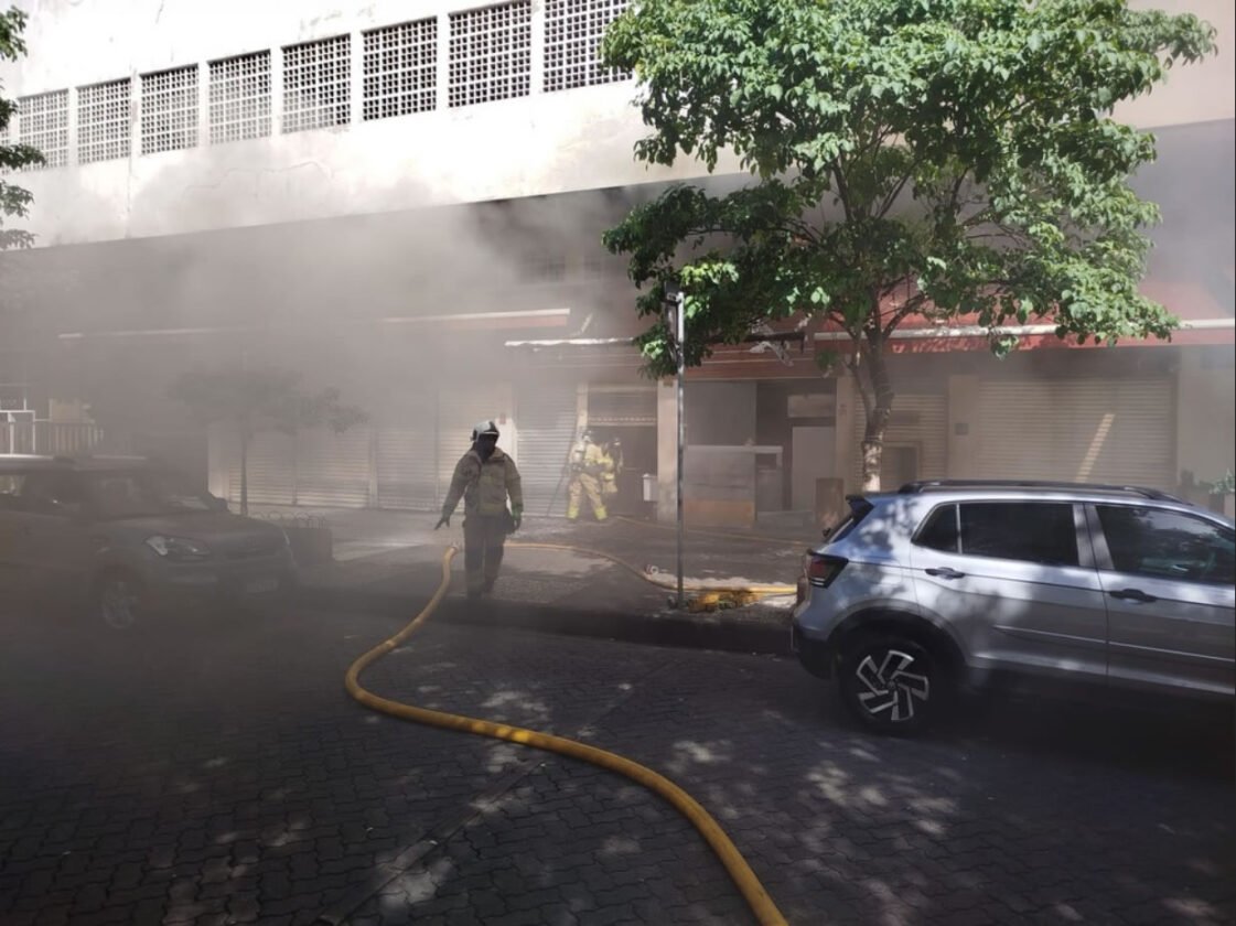 Incêndio em Botafogo: Fogo atinge restaurante na Rua Nelson Mandela e mobiliza bombeiros na Zona Sul